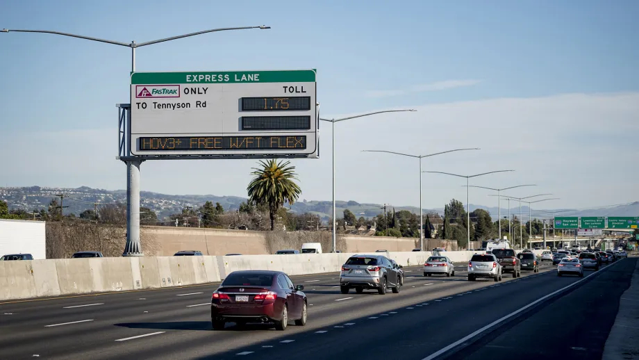 Changeable message sign showing the price for an Express Lane on I-880.